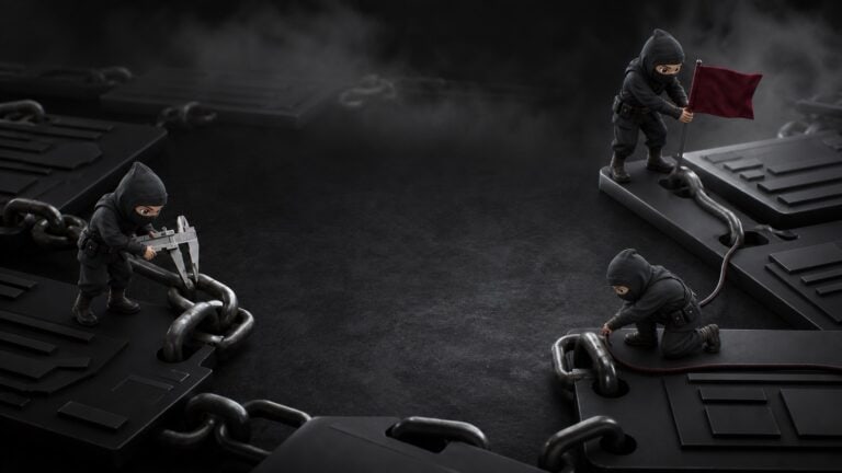 Trois ninjas miniatures inspectent les connexions d’un réseau de pages métalliques.